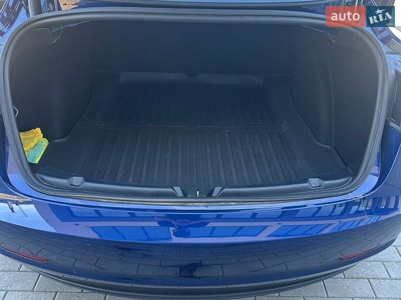 Седан Tesla Model 3 2022 в Ратным
