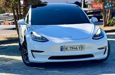 Седан Tesla Model 3 2020 в Дубні Седан Tesla Model 3 2020 в Дубні