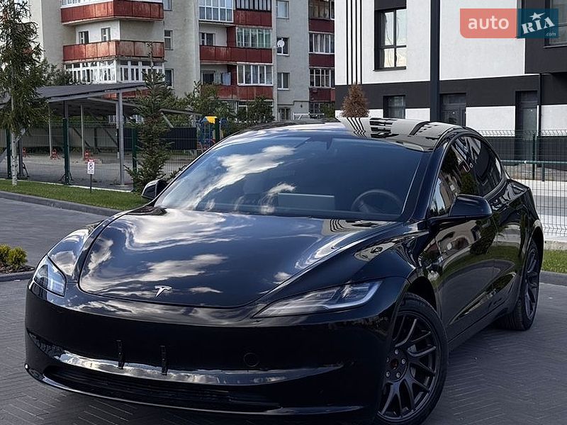 Седан Tesla Model 3 2025 в Долине