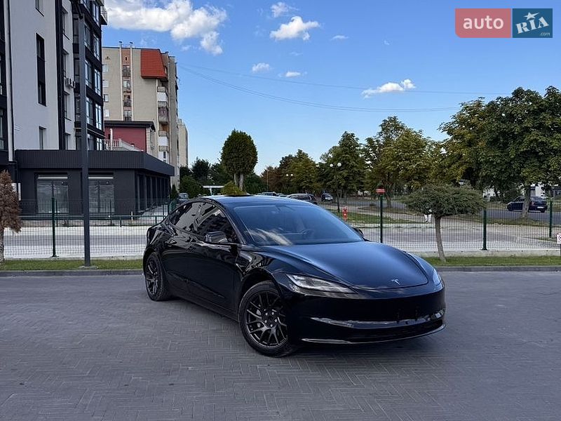 Седан Tesla Model 3 2025 в Долине