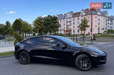 Седан Tesla Model 3 2025 в Долине