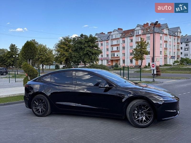 Седан Tesla Model 3 2025 в Долине