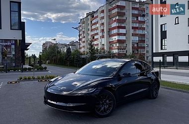 Седан Tesla Model 3 2025 в Долине
