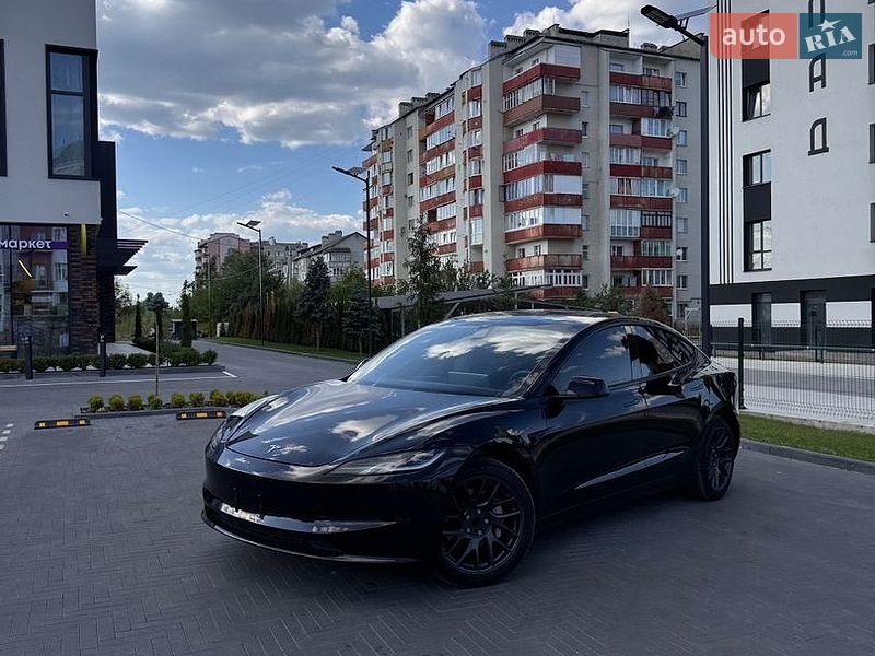 Седан Tesla Model 3 2025 в Долине