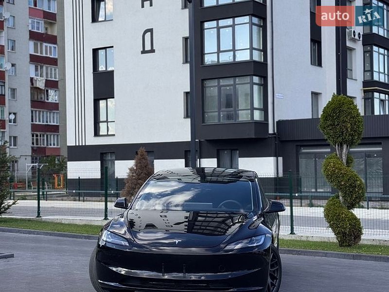 Седан Tesla Model 3 2025 в Долине