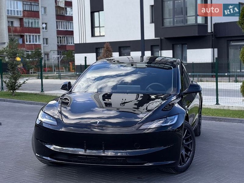 Седан Tesla Model 3 2025 в Долине