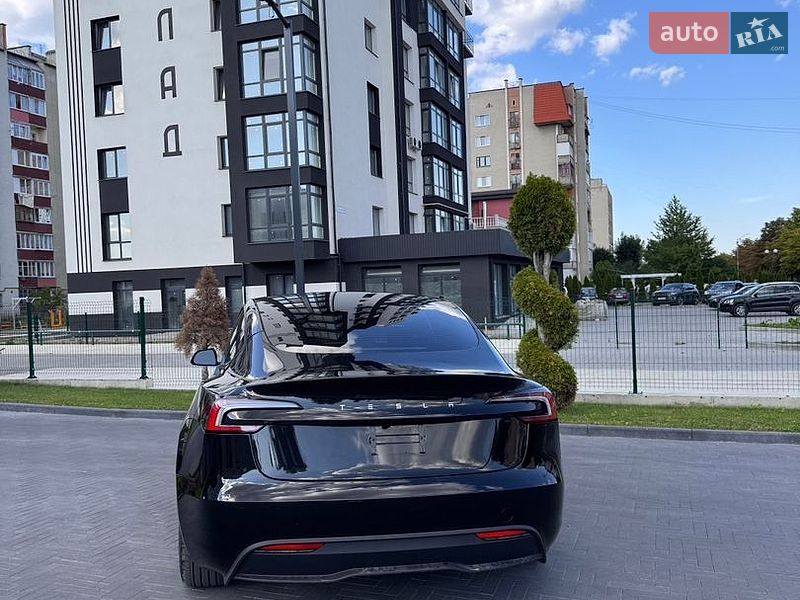 Седан Tesla Model 3 2025 в Долине