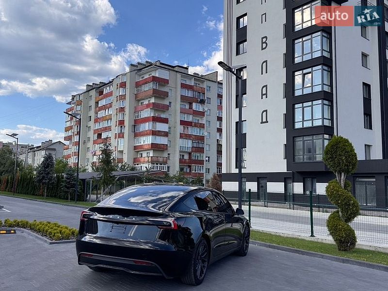 Седан Tesla Model 3 2025 в Долине