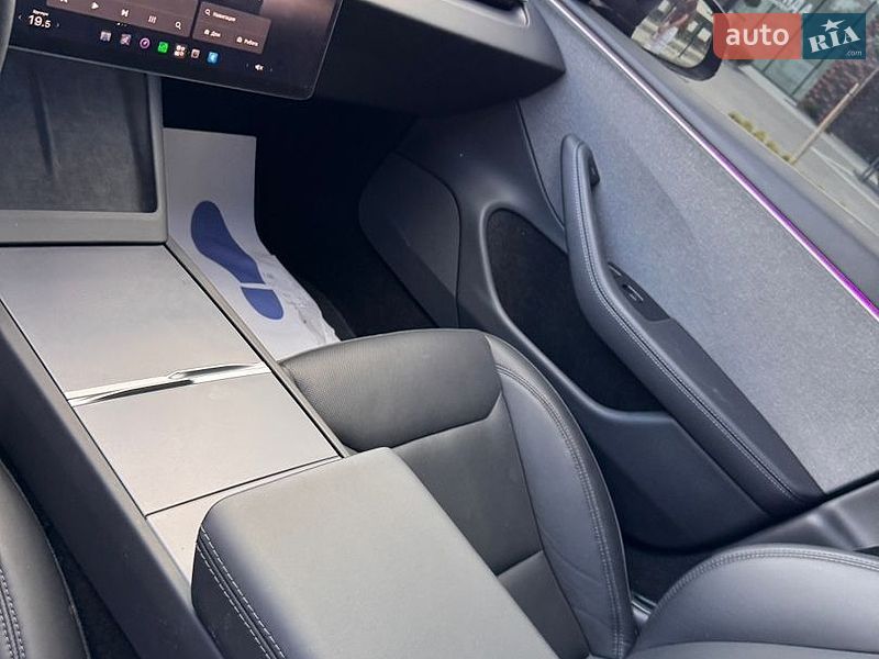 Седан Tesla Model 3 2025 в Долине