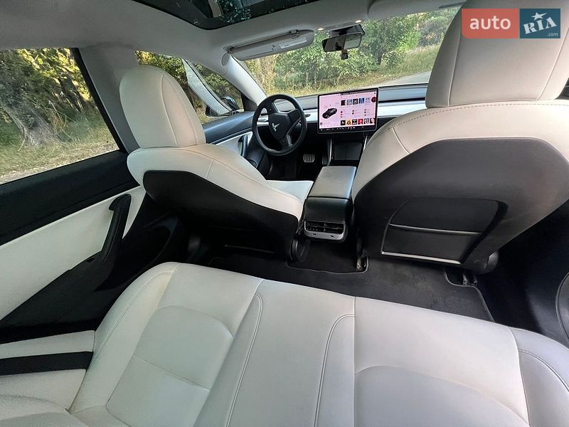 Седан Tesla Model 3 2019 в Охтирці