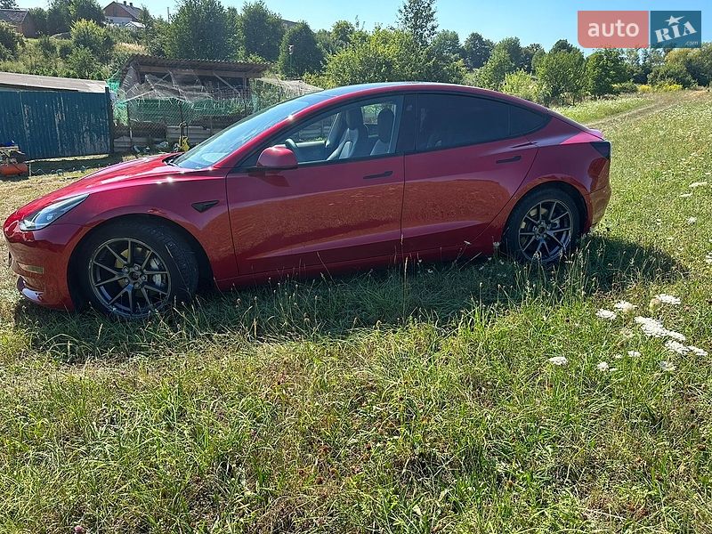Седан Tesla Model 3 2021 в Львове