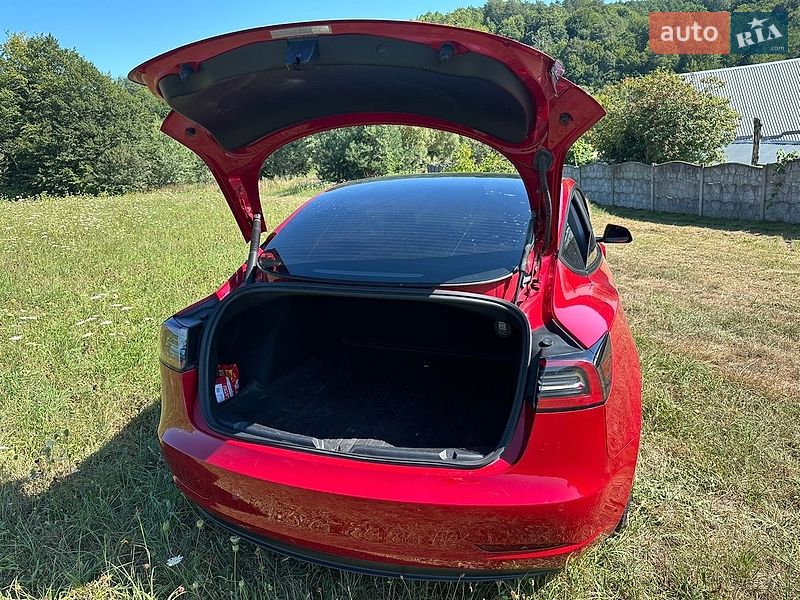 Седан Tesla Model 3 2021 в Львове