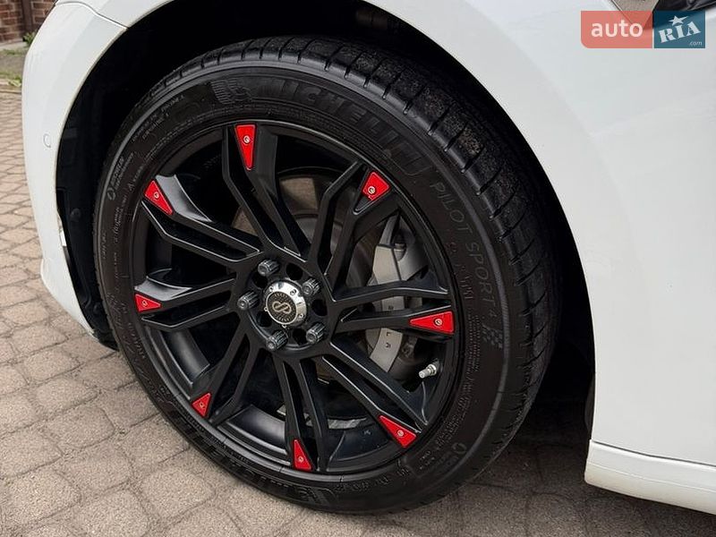 Седан Tesla Model 3 2018 в Львове
