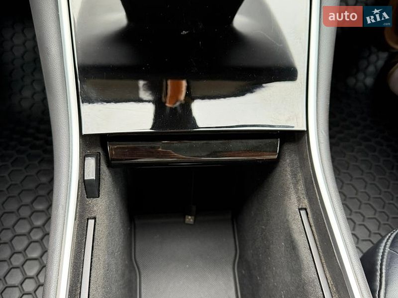 Седан Tesla Model 3 2018 в Львове