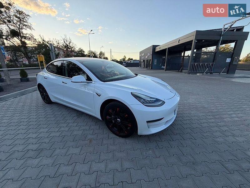 Седан Tesla Model 3 2018 в Львове