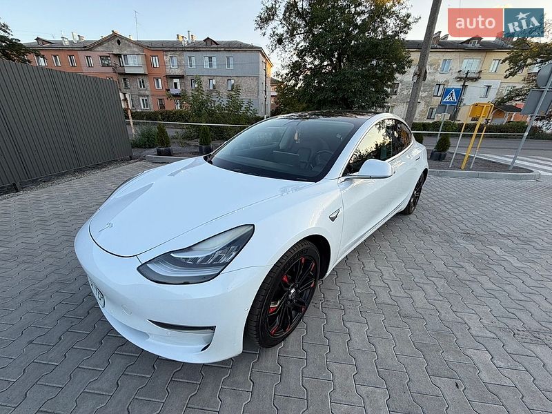 Седан Tesla Model 3 2018 в Львове