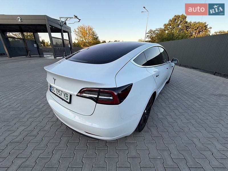 Седан Tesla Model 3 2018 в Львове