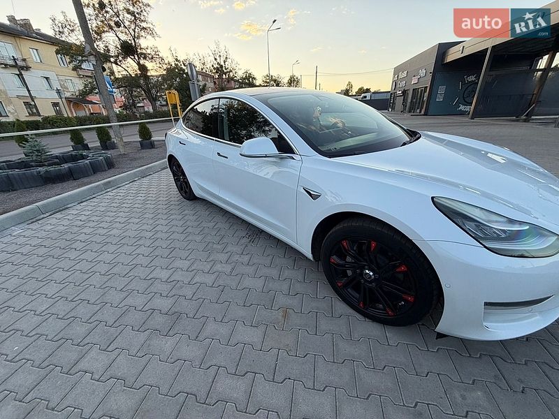 Седан Tesla Model 3 2018 в Львове
