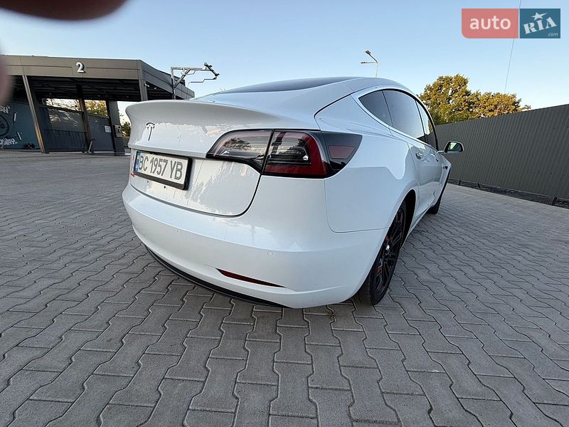 Седан Tesla Model 3 2018 в Львове