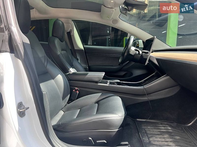 Седан Tesla Model 3 2018 в Киеве