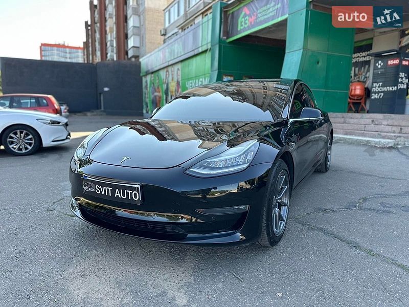 Tesla Model 3, фото з оголошення