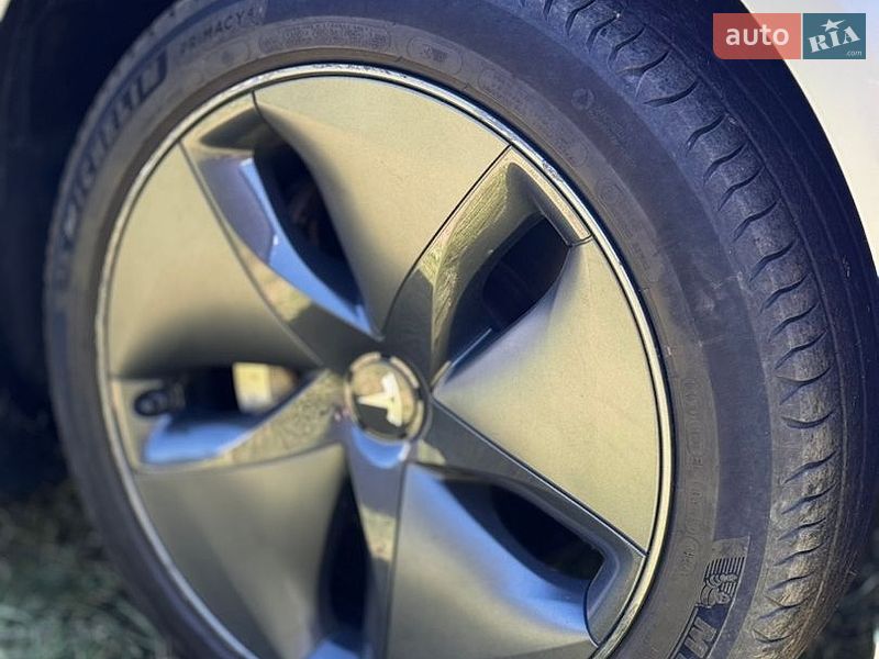 Седан Tesla Model 3 2019 в Виннице