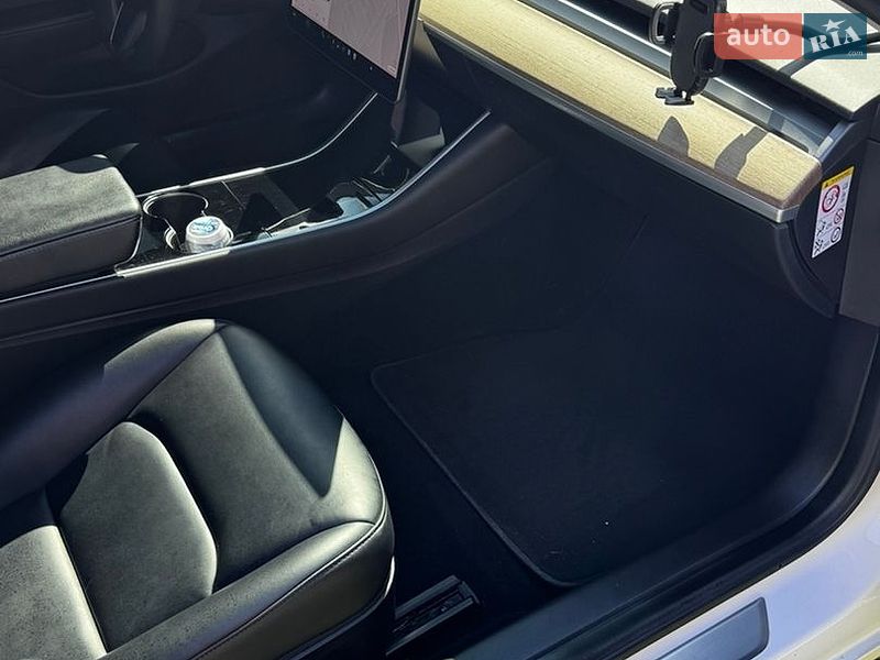 Седан Tesla Model 3 2019 в Виннице