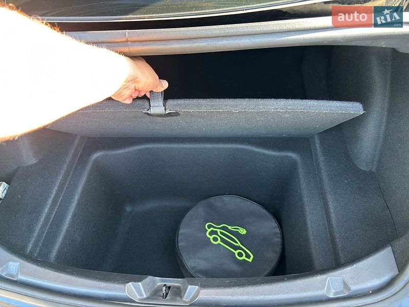 Седан Tesla Model 3 2019 в Вышгороде