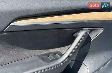 Седан Tesla Model 3 2023 в Чернівцях
