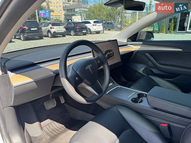 Седан Tesla Model 3 2023 в Чернівцях