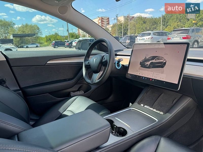Седан Tesla Model 3 2023 в Чернівцях