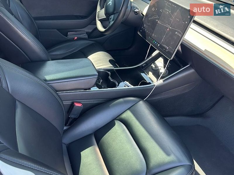 Седан Tesla Model 3 2018 в Львові