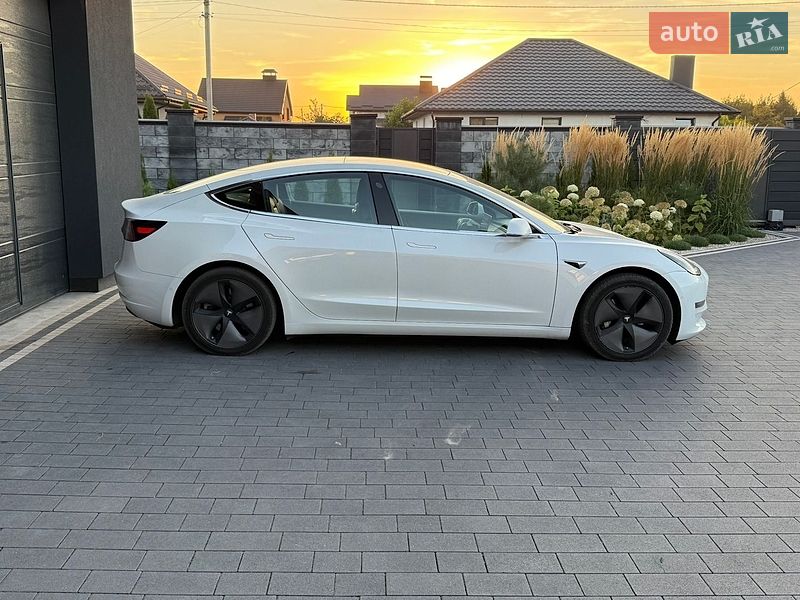Седан Tesla Model 3 2018 в Дубні