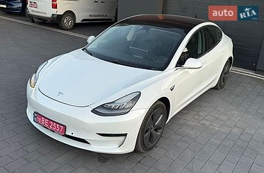 Седан Tesla Model 3 2018 в Дубні