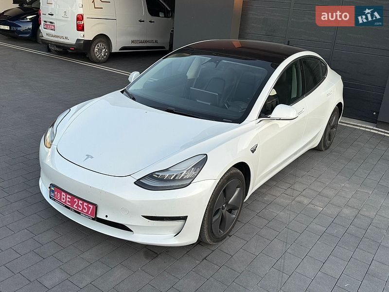 Седан Tesla Model 3 2018 в Дубні