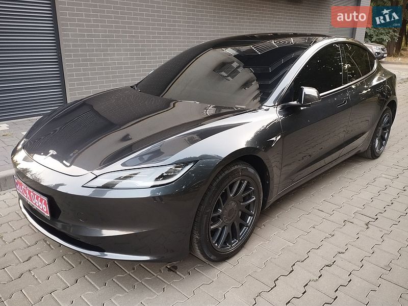 Седан Tesla Model 3 2025 в Ужгороде