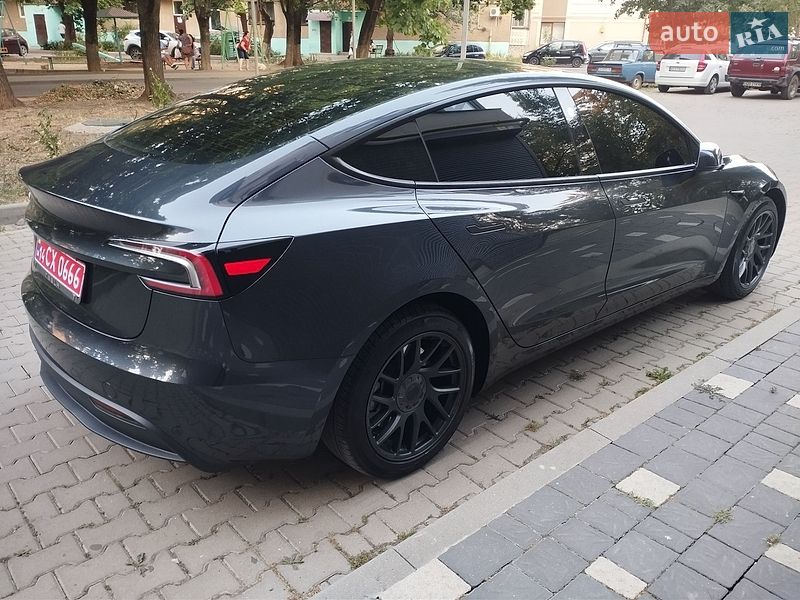 Седан Tesla Model 3 2025 в Ужгороде