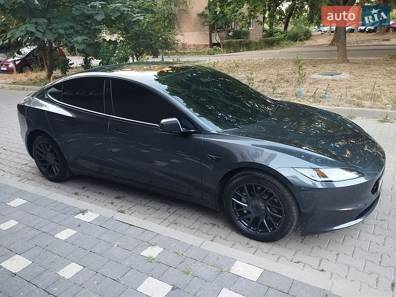 Седан Tesla Model 3 2025 в Ужгороде