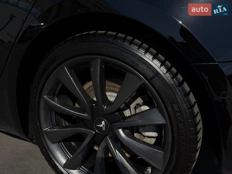 Седан Tesla Model 3 2021 в Львові