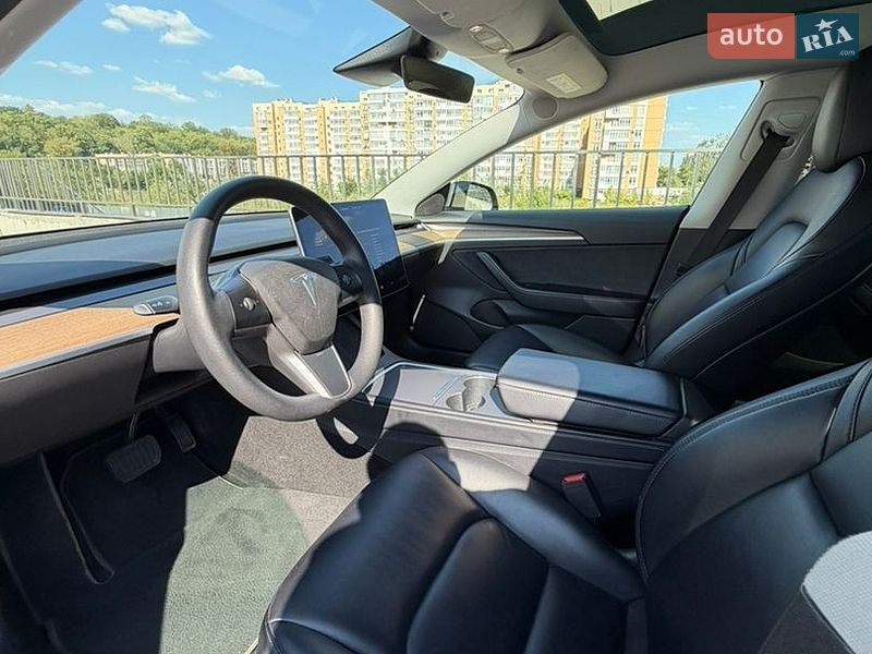 Седан Tesla Model 3 2021 в Львове
