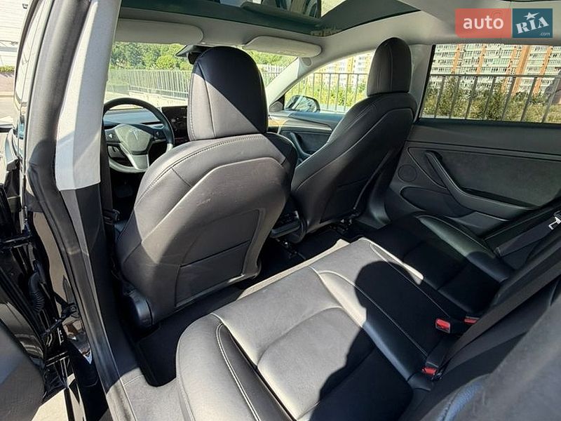 Седан Tesla Model 3 2021 в Львові