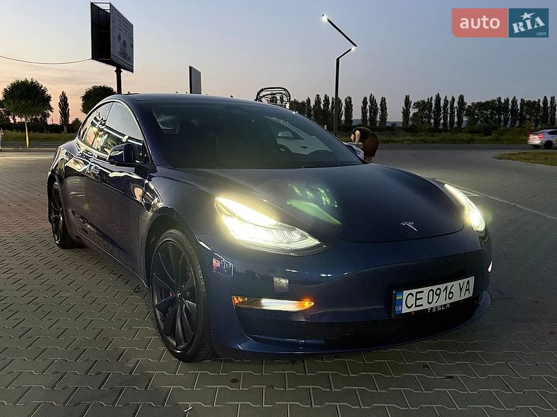 Седан Tesla Model 3 2021 в Черновцах