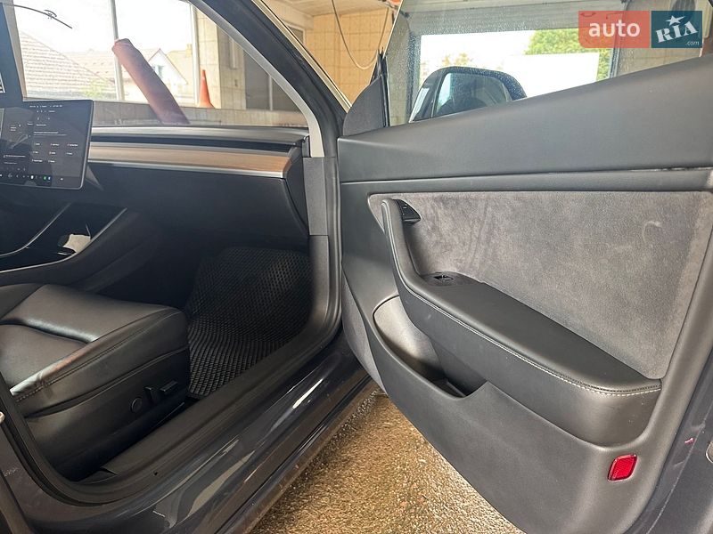 Седан Tesla Model 3 2020 в Сваляве