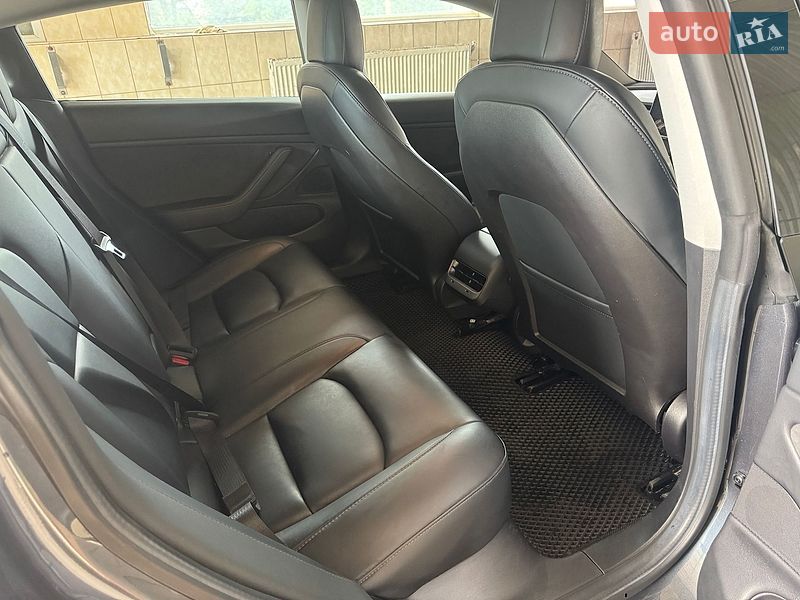 Седан Tesla Model 3 2020 в Сваляве
