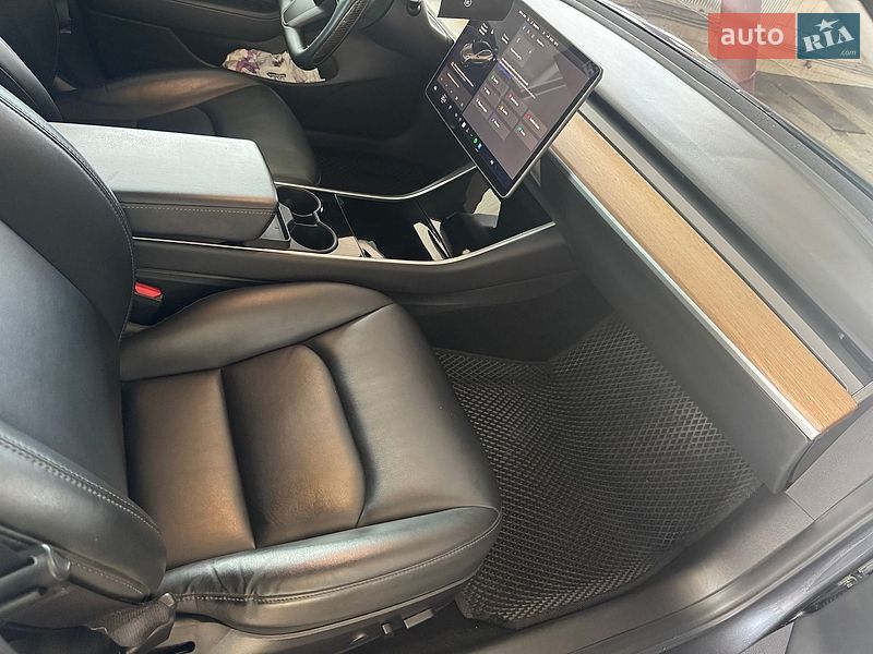 Седан Tesla Model 3 2020 в Сваляве