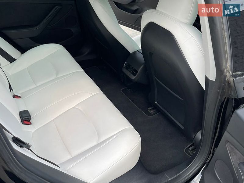 Седан Tesla Model 3 2023 в Луцке