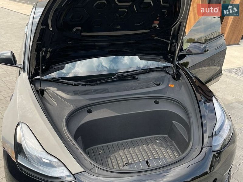 Седан Tesla Model 3 2023 в Луцке
