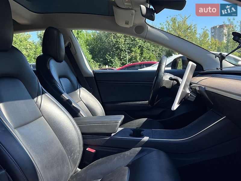 Седан Tesla Model 3 2018 в Львове
