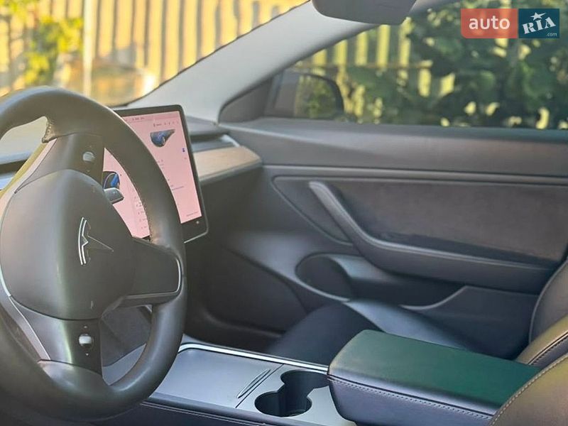 Седан Tesla Model 3 2021 в Томаковке