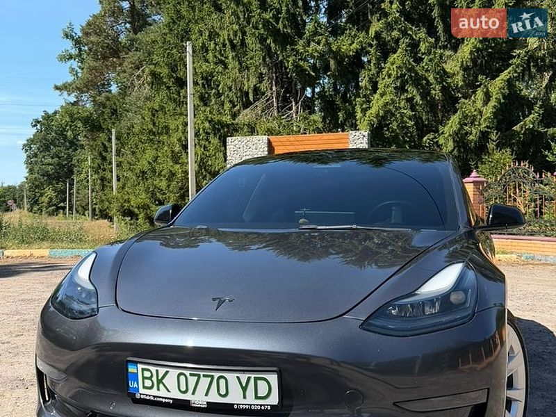 Седан Tesla Model 3 2022 в Сарнах